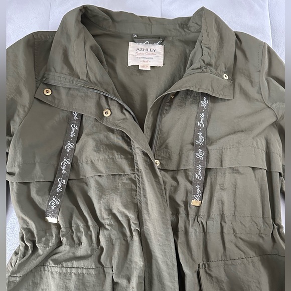 Women’s size small green nylon zip up jacket - Picture 7 of 8